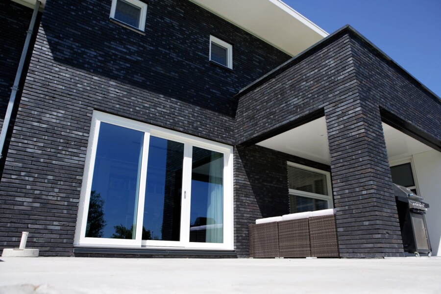 Installatie van hoogwaardige Knipping kozijnen in renovatiewoning.