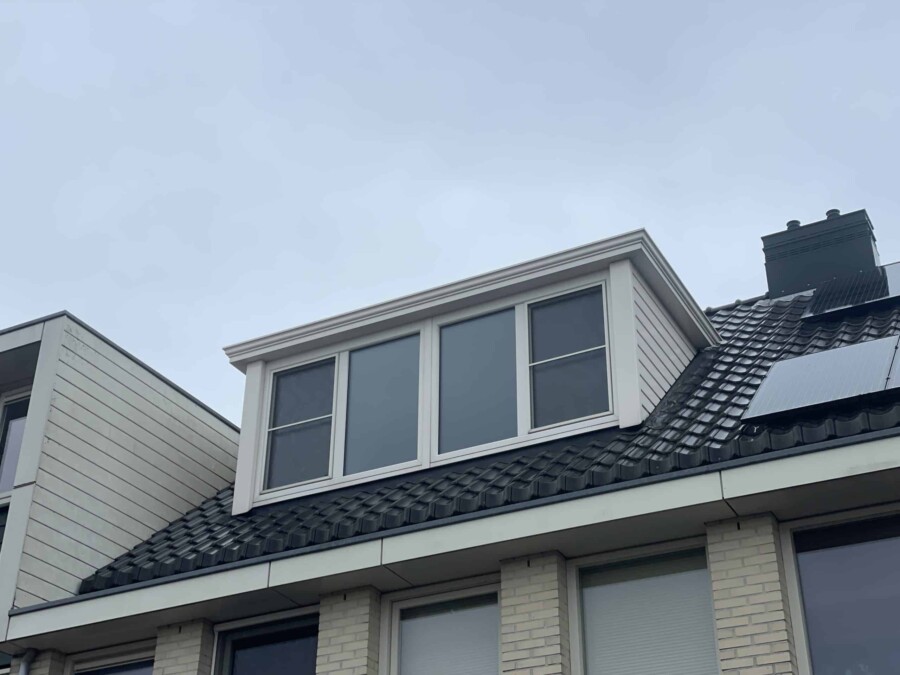 Knipping ramen en deuren in een modern winkelgebouw, ideaal voor renovatie- of nieuwbouwprojecten.