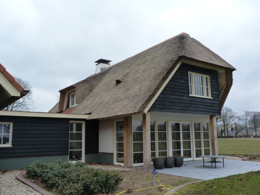 Knipping kozijnen installatie bij renovatieproject met moderne techniek