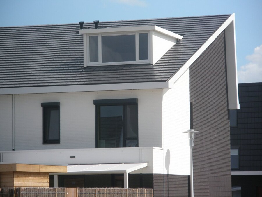 Moderne glazen schuifpui perfect geplaatst in renovatieproject.