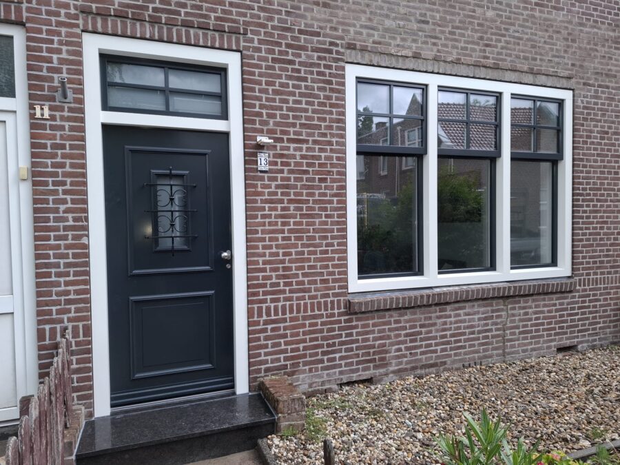 Klassieke voordeur en voorraam