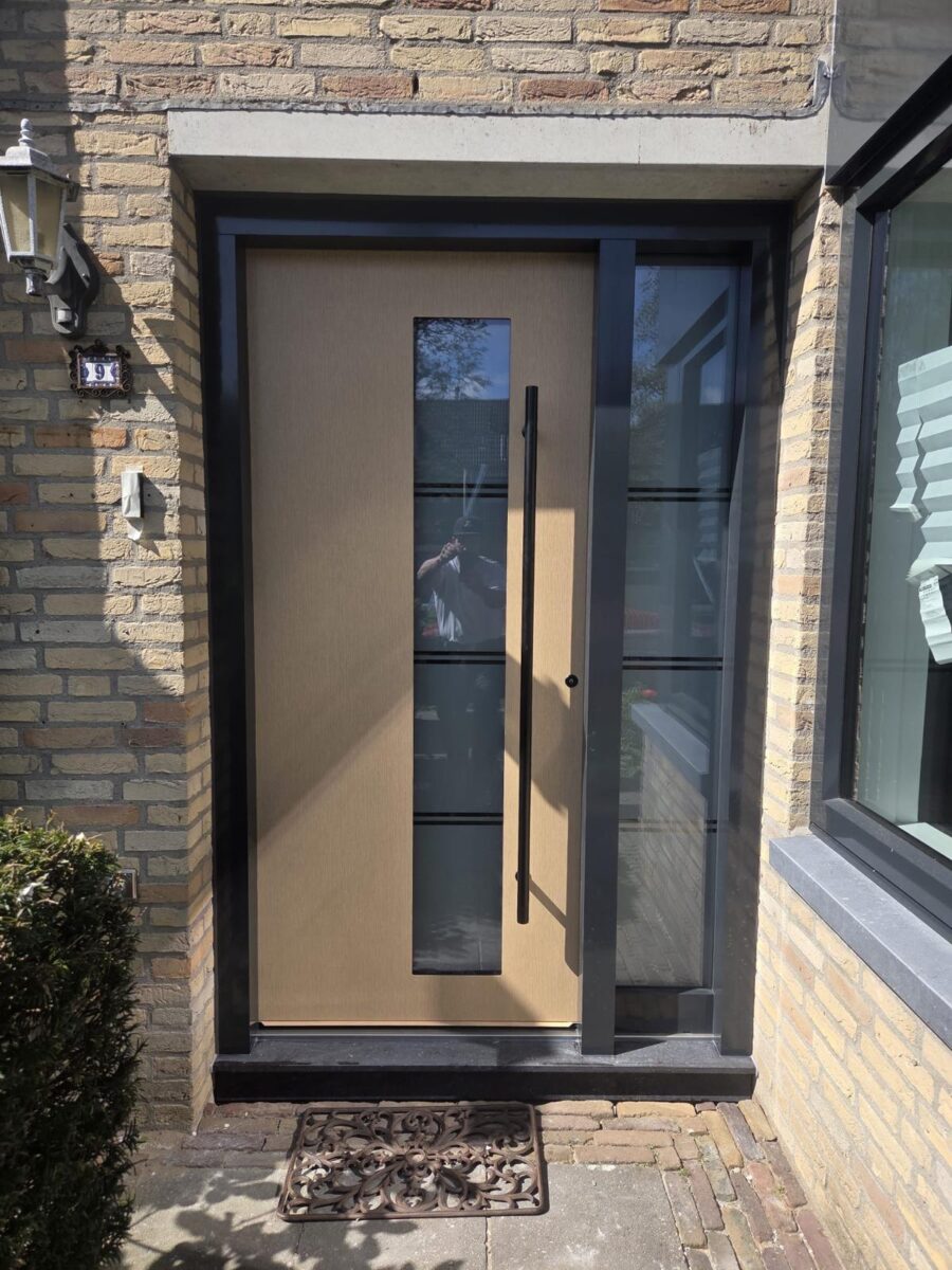 Houtlook voordeur met donker kozijn