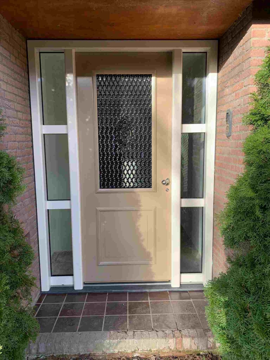 Moderne gevelrenovatie met Knipping kozijnen in stadsomgeving.