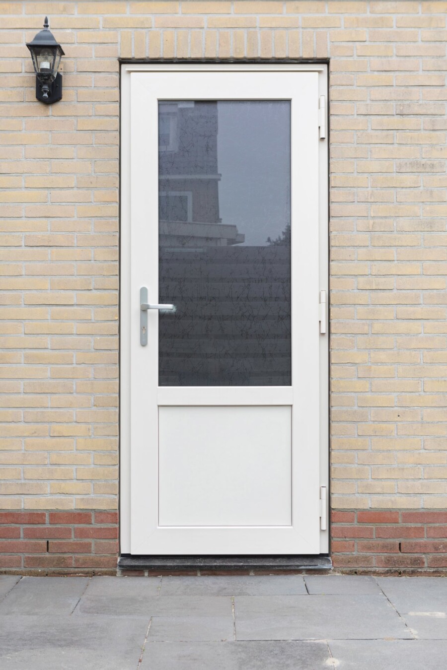 Knipping achterdeur geplaatst bij renovatieproject, focus op vakmanschap en afwerking in woningbouw.