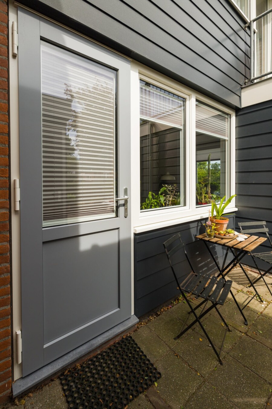 Moderne achterdeur in woningbouw renovatie door Knipping Kozijnen