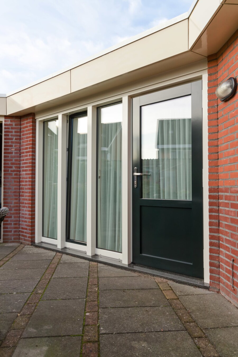 Stabiele achterdeur voor renovatieprojecten. Knipping vakmanschap voor moderne woningbouw.