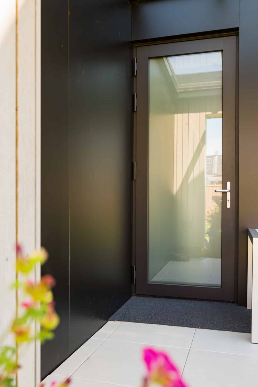 Industrieel design achterdeur met glas, geschikt voor renovatie en woningbouw, montage door Knipping.