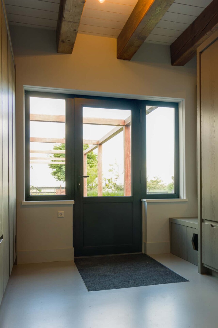 Strakke moderne achterdeur voor woningbouw renovatieproject