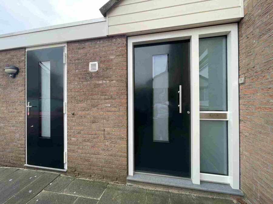 Installatie van duurzame Knipping kozijnen in renovatieproject