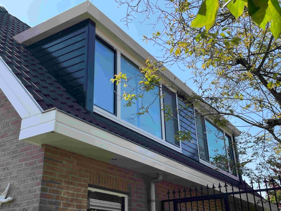 Modern dakkapel geïnstalleerd door Knipping, verbeterde ruimte voor renovaties en woningbouwprojecten.