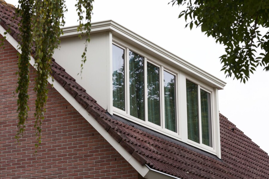 Moderne dakkapel geïnstalleerd door Knipping voor renovatieproject