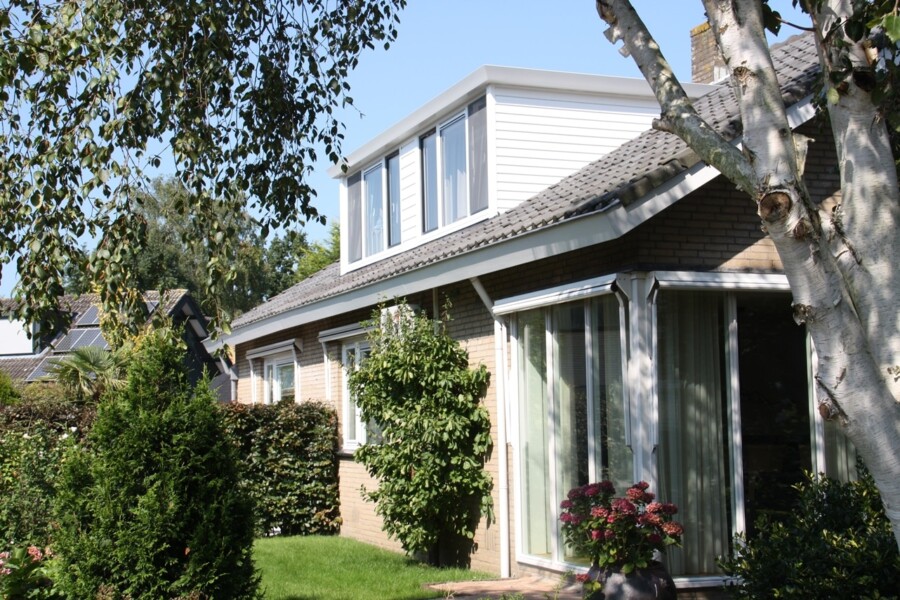 Dakkapel installatie op woningbouwproject door Knipping, verbetert leefruimte en biedt natuurlijk licht.