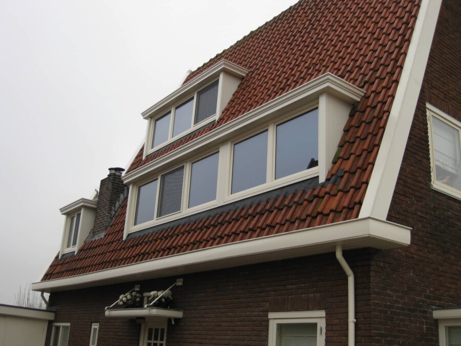 Moderne dakkapel in woningbouwproject door Knipping Kozijnen, expertise in renovatie en verbouwing.