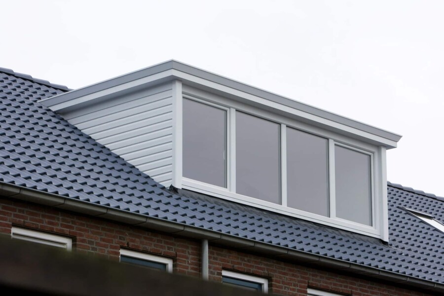 Dakkapel op woningbouwproject tijdens renovatie Knipping