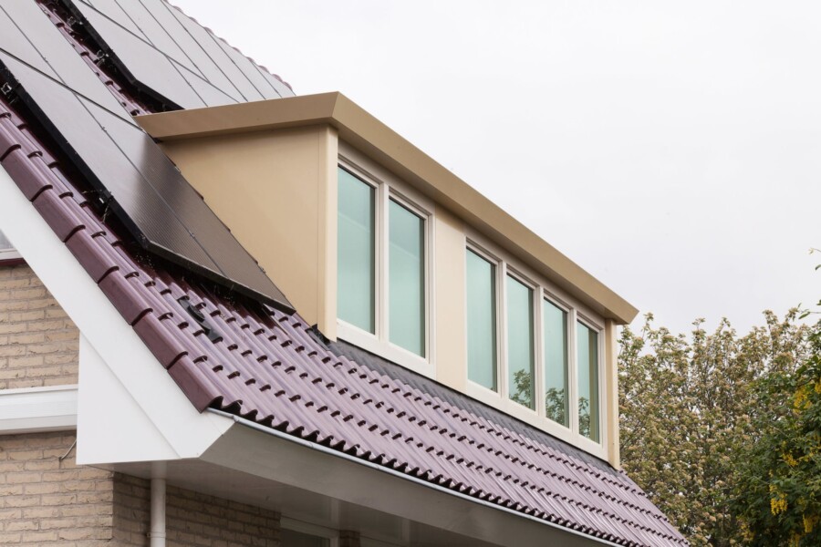 Moderne dakkapel voor woningrenovatie met Knipping vakmanschap