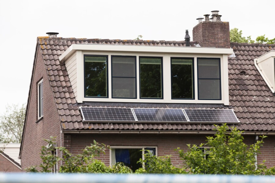Dakkapel montage bij woningrenovatie door Knipping Kozijnen