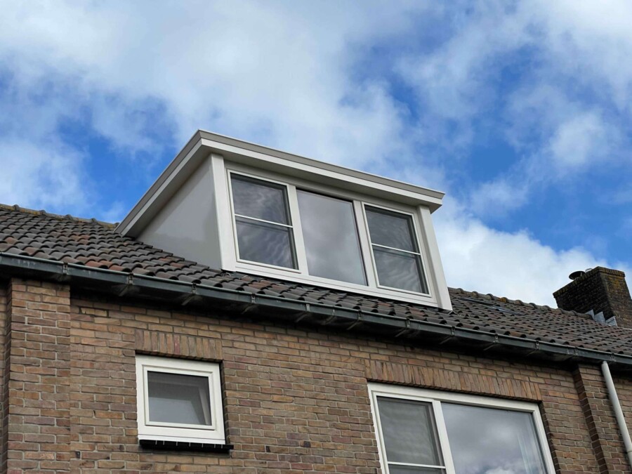 Moderne dakkapel met strakke daklijst voor woningrenovatie