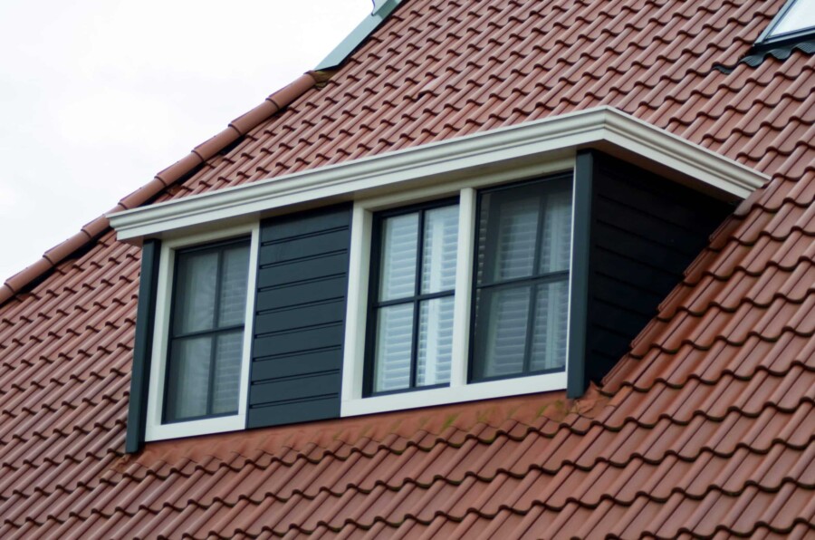Moderne dakkapel met strakke daklijst voor woningrenovatie en verbeterde lichtinval in bouwproject Knipping
