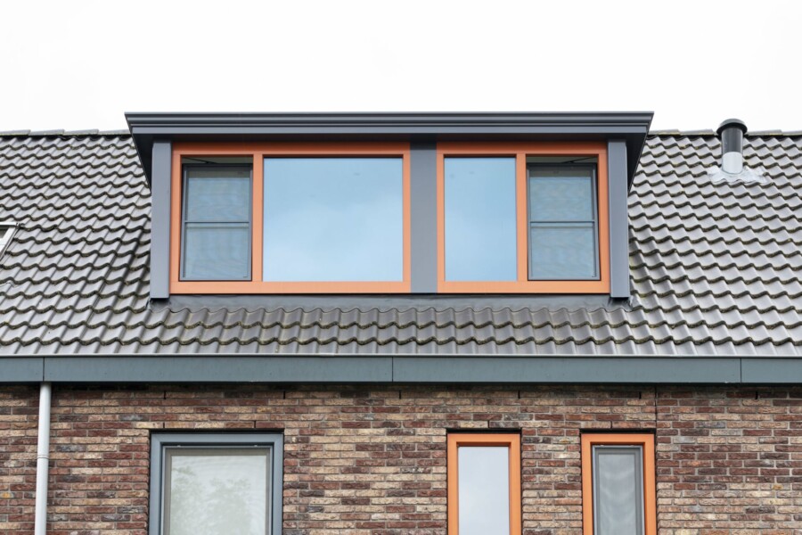 Industriële dakkapel geïnstalleerd door Knipping bij woningbouwproject