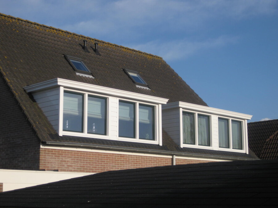 Moderne dakkapel installatie voor renovatieproject door Knipping