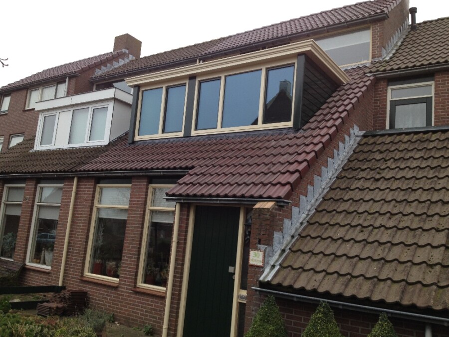 Klassieke dakkapel op landelijke woning, vakmanschap bij renovatie