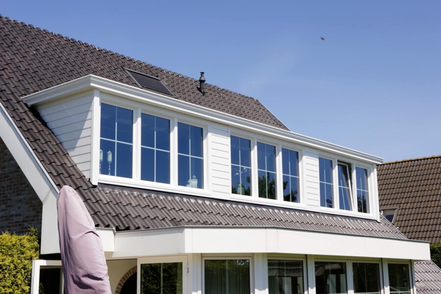 Landelijke dakkapel renovatie door Knipping, klassiek ontwerp voor woningbouw