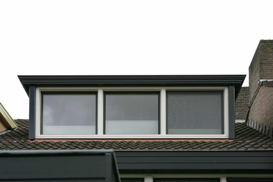 Klassieke dakkapel met vakmanschap door Knipping, perfect voor landelijke renovaties.