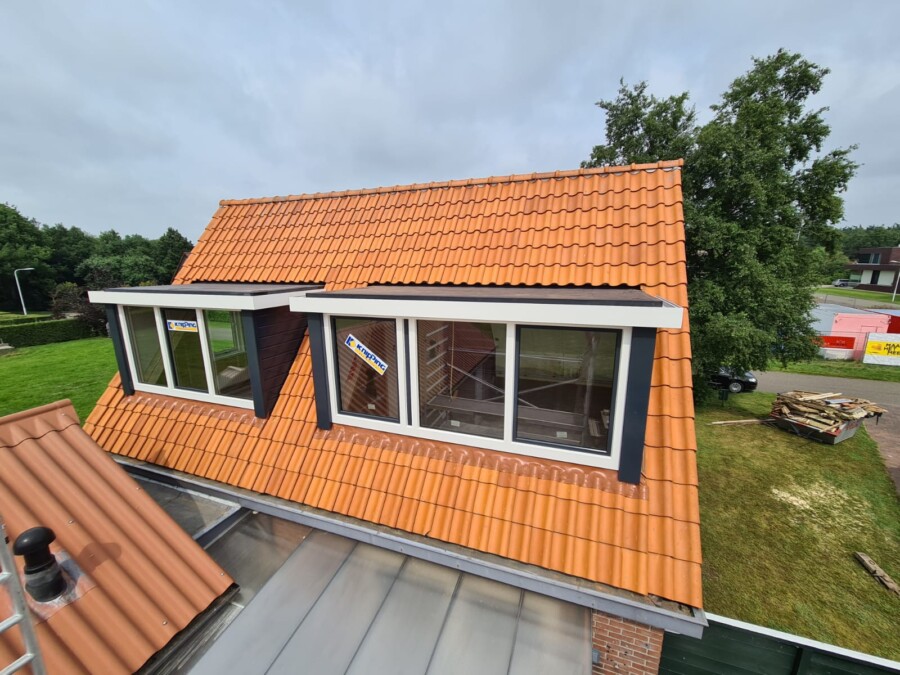 Klassieke landelijke dakkapel installatie in woningbouwrenovatie door Knipping