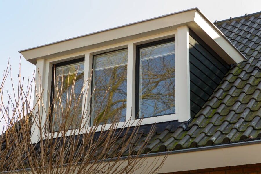 Landelijke klassieke dakkapel renovatie door Knipping, geschikt voor woningbouw met oog voor bouwvakmanschap.