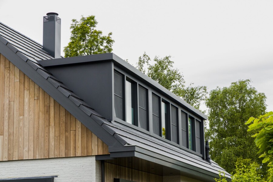 Moderne dakkapel voor woningbouw; strak design van Knipping