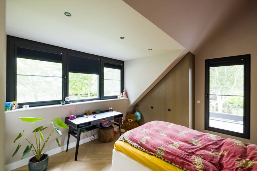 Strakke moderne dakkapel door Knipping voor renovatieproject