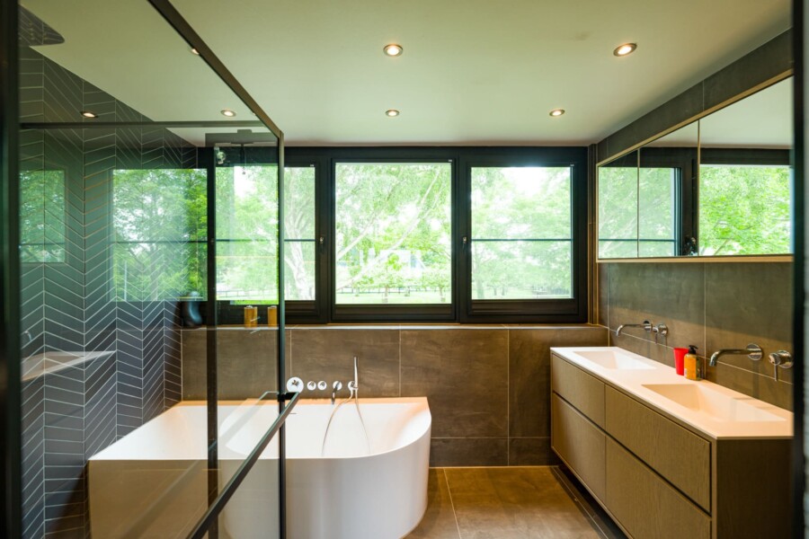 Strakke moderne dakkapel installatie op woningbouwproject Knipping