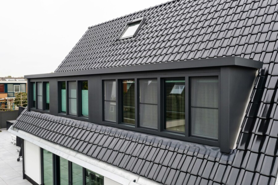 Strakke, moderne dakkapel installatie voor woningbouwrenovatie door Knipping