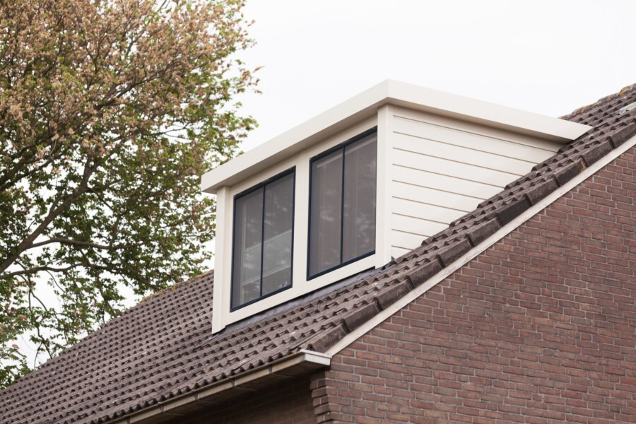 Renovatie van moderne, strakke dakkapel door Knipping, perfect voor woningbouw projecten.