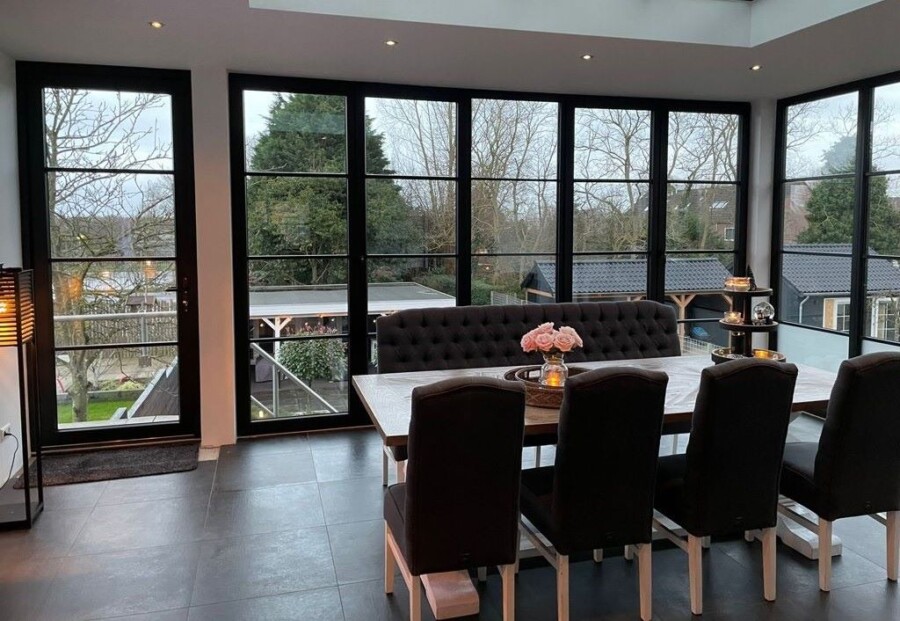 Knipping kozijnen geïnstalleerd in moderne woningbouw tijdens renovatieproject