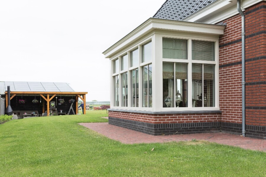 Klassiek landelijk kozijn bij renovatieproject door Knipping