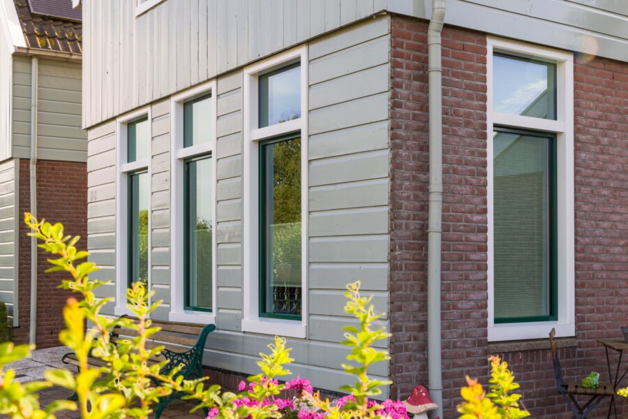 Klassiek landelijk kozijn door Knipping; vakmanschap in woningrenovatie