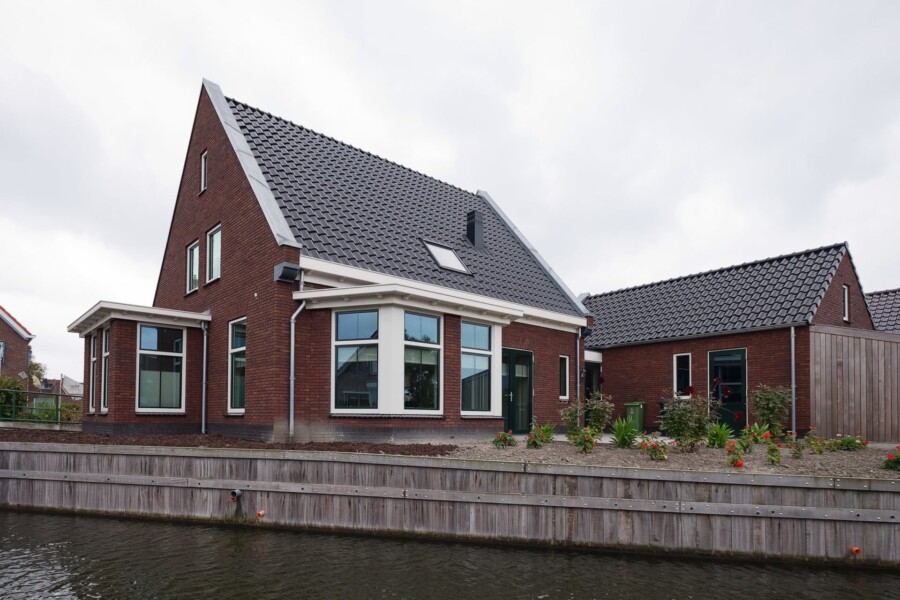 Landelijk klassiek kozijn voor woningbouwproject, ideaal voor renovatie en vakmanschap door Knipping Kozijnen BV.