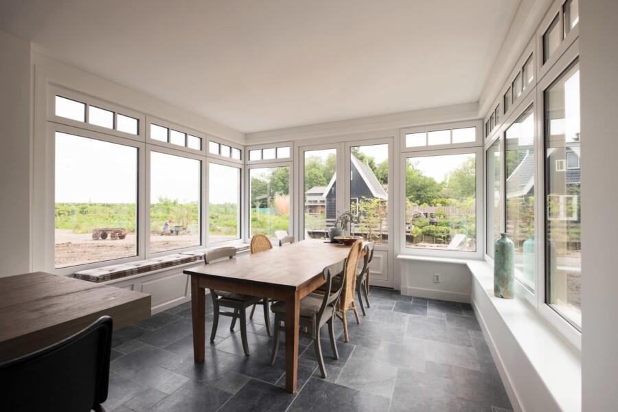 Landelijk klassiek kozijn van Knipping voor renovatieprojecten.