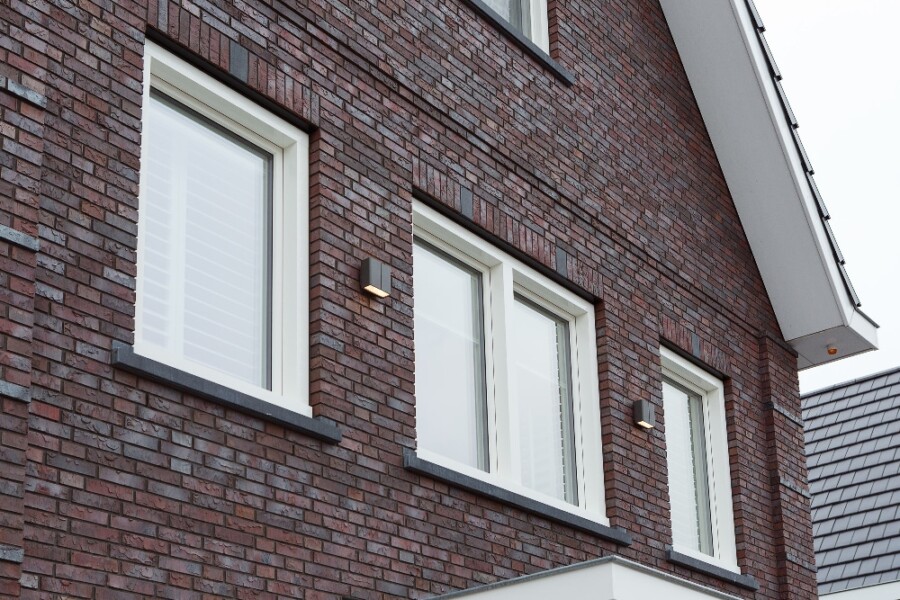 Knipping kozijnen geïnstalleerd in moderne woningbouw, vakmanschap in renovatie