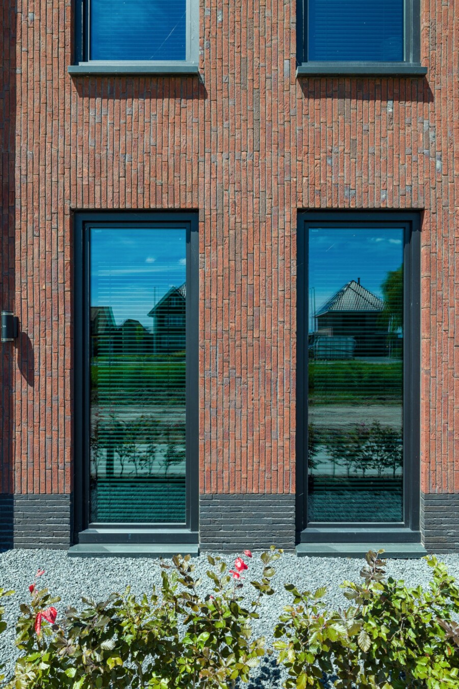 Industrieel ontwerp Knipping kozijnen in modern bouwproject