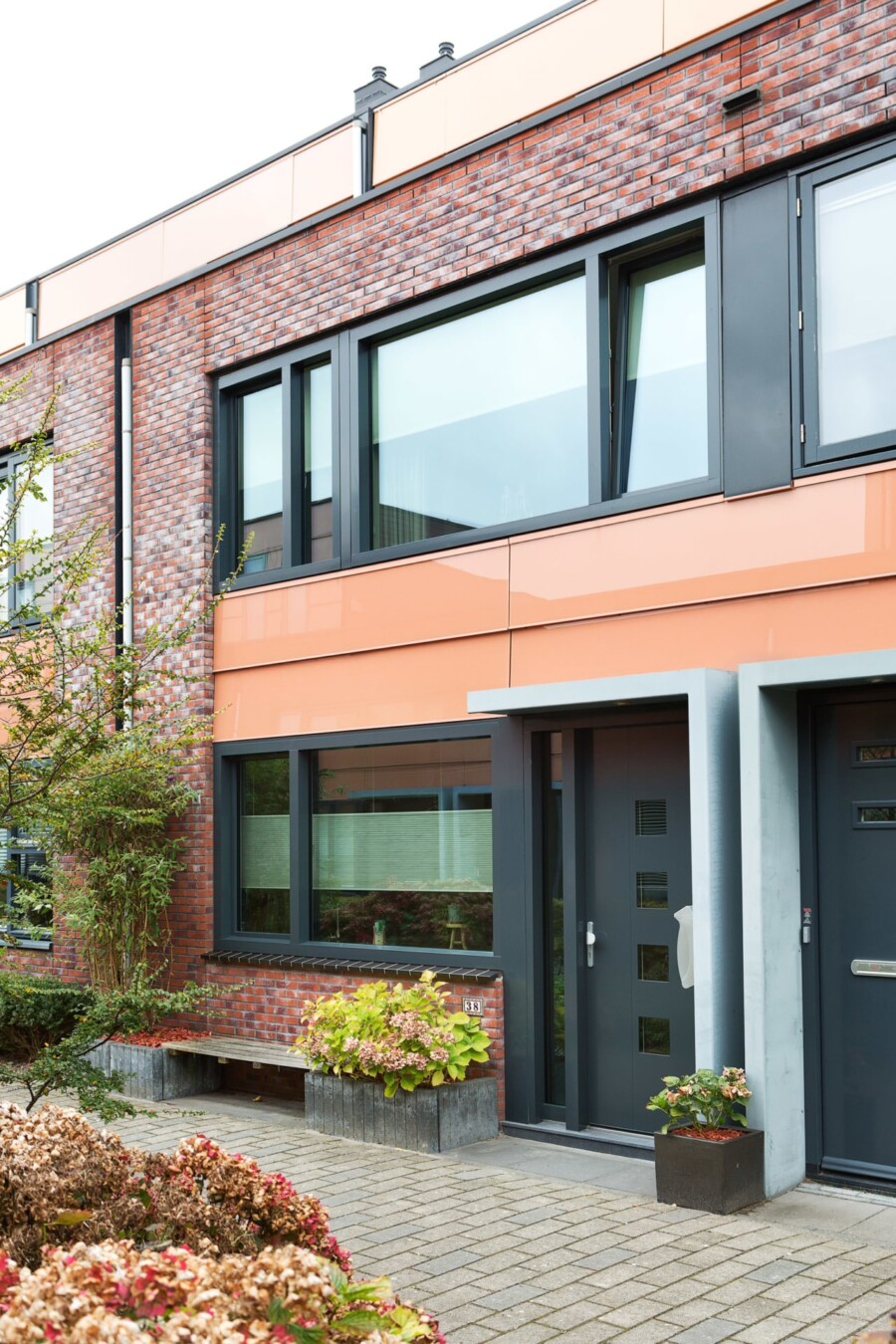 Industrieel vormgegeven kozijn voor moderne woningbouw renovatie door Knipping.