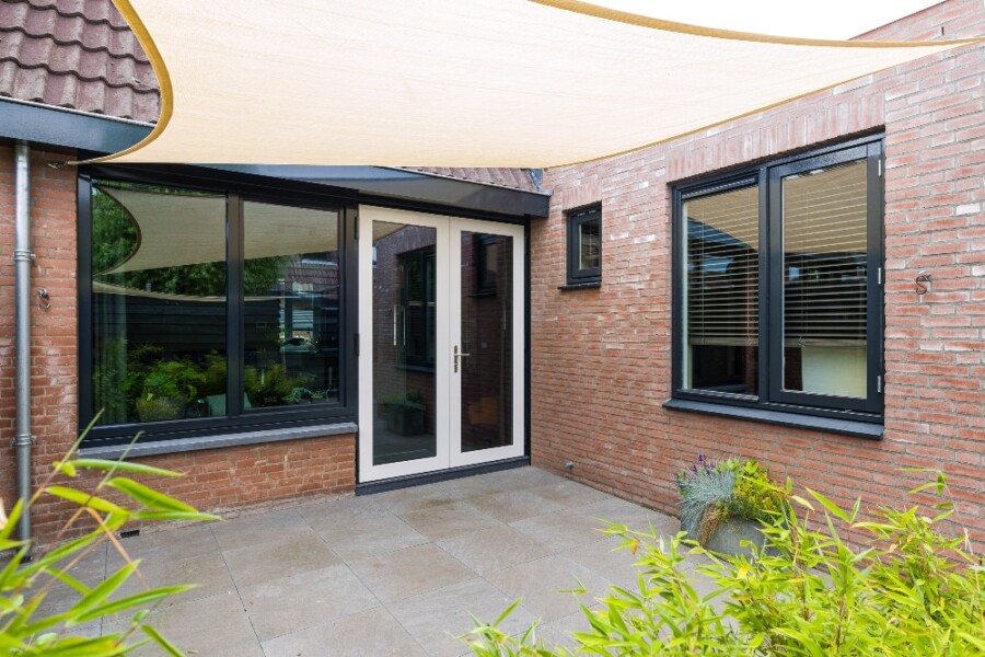 Strak modern kozijnontwerp in woningbouw door Knipping.