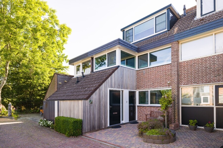 Strakke moderne kozijnen geïnstalleerd door Knipping bij renovatieproject