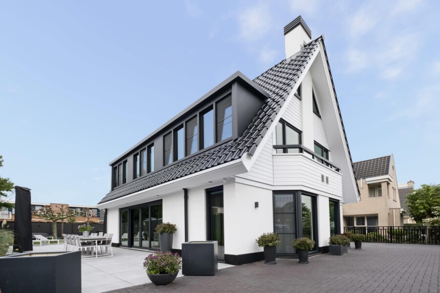 Strakke moderne kozijnen woningbouwproject, Knipping vakmanschap
