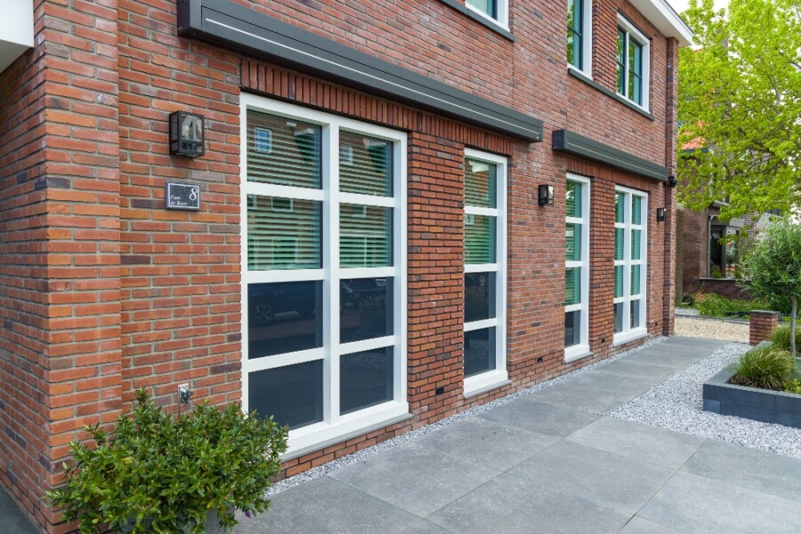 Strakke moderne kozijnen voor renovatieproject door Knipping