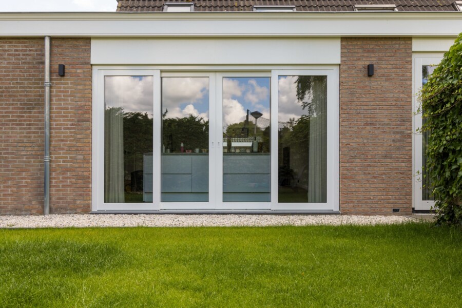 Moderne schuifpui voor energie-efficiënte woningrenovatie