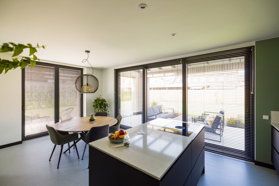 Industriële schuifpui met strakke lijnen voor renovatieproject woningbouw, Knipping vakmanschap in isolatie en design.