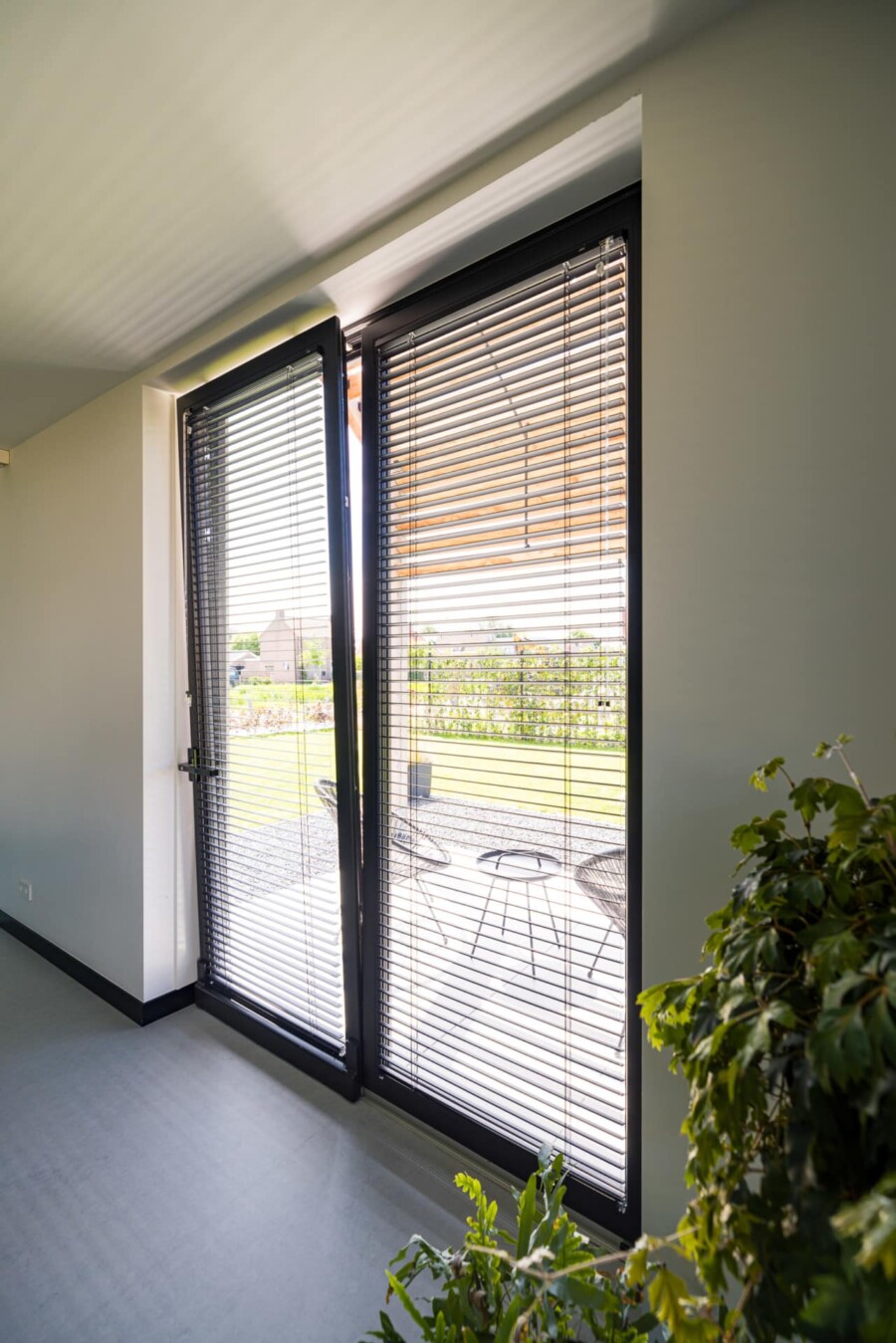 Industrieel schuifpui in moderne renovatie door Knipping