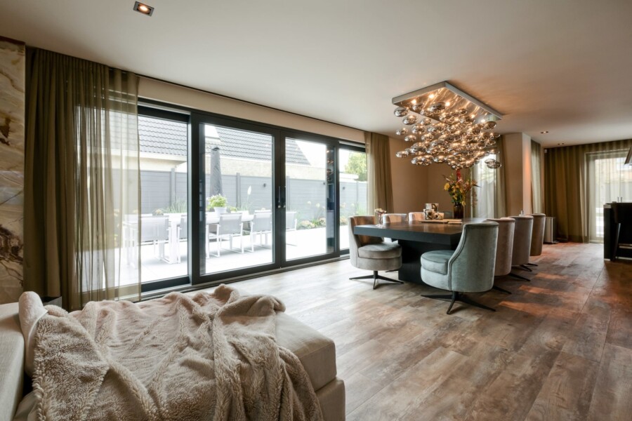 Strakke moderne schuifpui voor renovatieproject, verbetert lichtinval en toegankelijkheid in woningbouw.